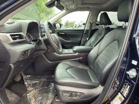 Used 2023 Toyota Highlander XLE FWD image 16