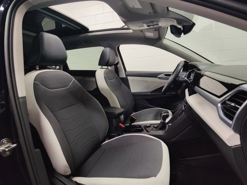 Used 2025 Volkswagen Taos SE image 5