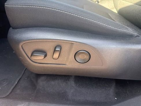 Used 2025 Chevrolet Traverse LT FWD image 13