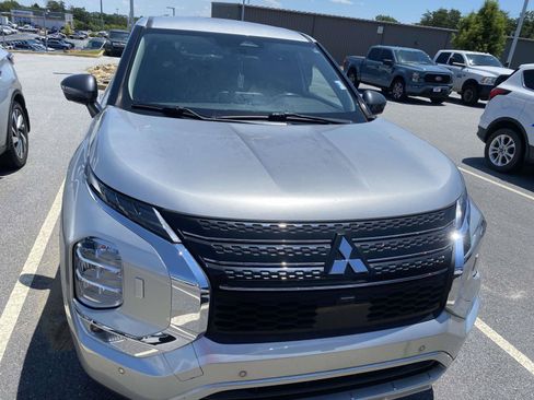 Used 2022 Mitsubishi Outlander SE AWD/4WD image 2