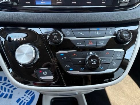 Used 2024 Chrysler Pacifica Touring-L FWD image 29