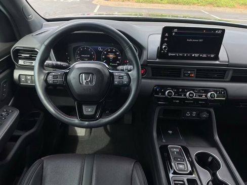 Used 2025 Honda Pilot Black Edition image 11