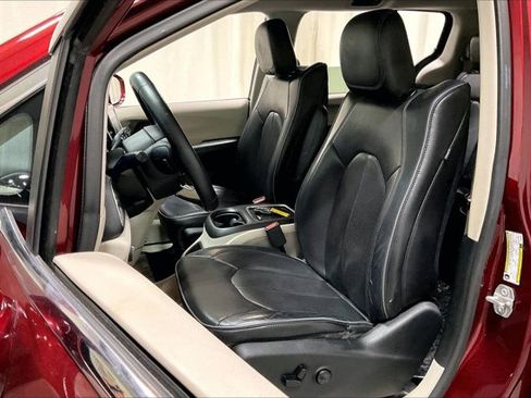 Used 2018 Chrysler Pacifica Limited FWD image 25