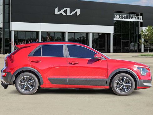 Certified 2025 Kia Niro EX image 7