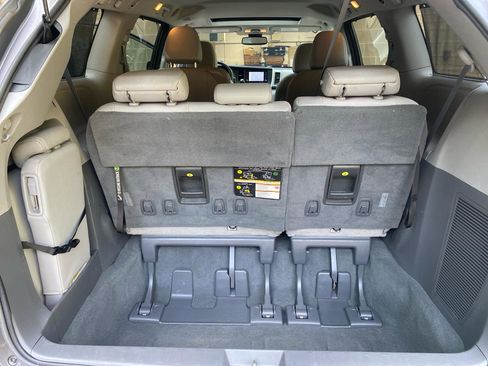 Used 2020 Toyota Sienna XLE w/ XLE Navigation Package image 32