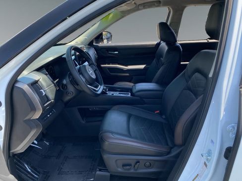 Used 2025 Nissan Pathfinder Platinum FWD image 9
