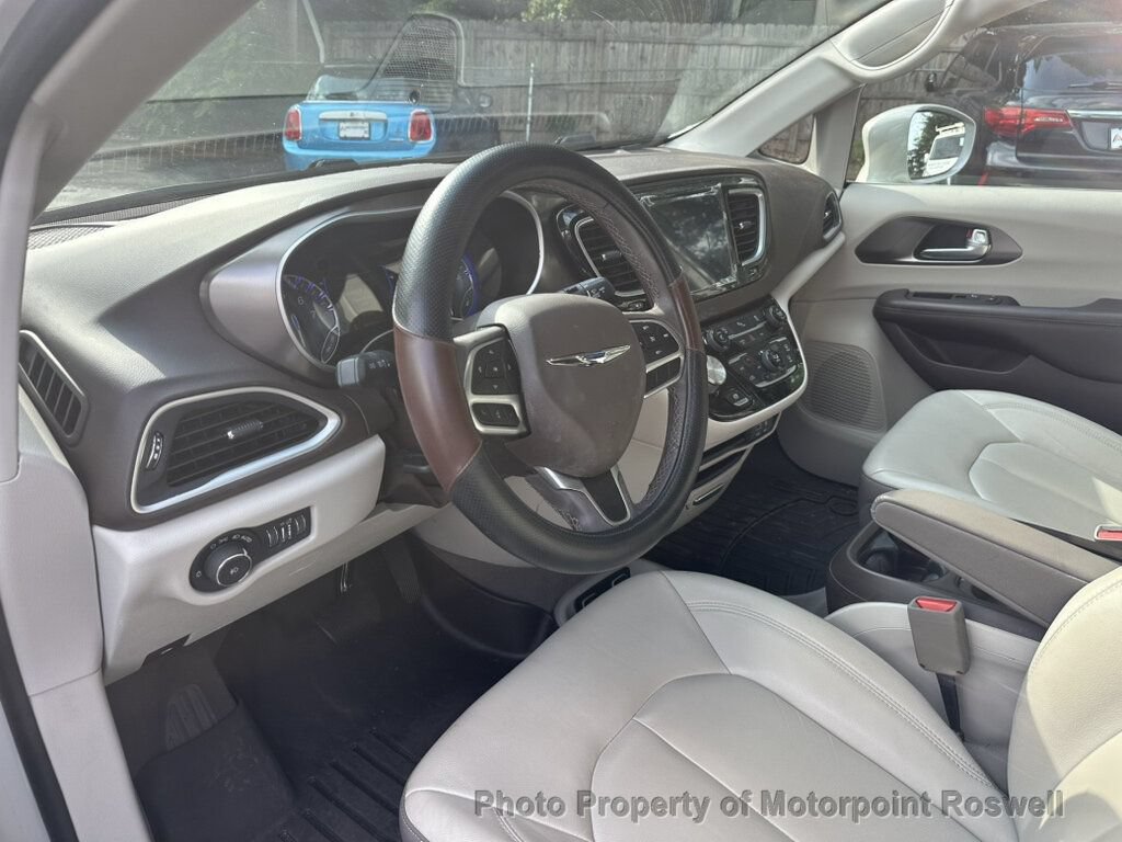 Used 2017 Chrysler Pacifica Touring-L FWD image 9
