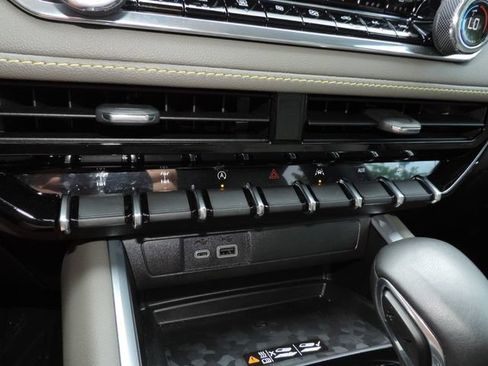 Used 2026 Chevrolet Colorado ZR2 w/ Technology Package AWD/4WD image 28