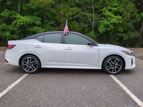 Used 2025 Nissan Sentra SR FWD image 3