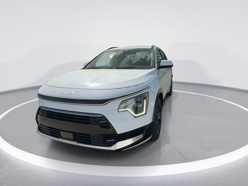 Used 2025 Kia Niro SX Touring image 3