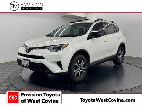 Used 2018 Toyota RAV4 LE AWD/4WD image 1