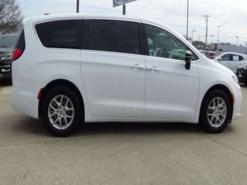 Certified 2025 Chrysler Pacifica Select FWD image 5