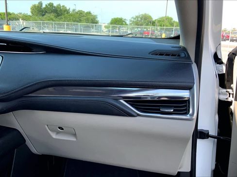 Used 2019 Cadillac XT4 Luxury FWD image 18