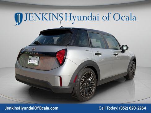 Used 2025 MINI Cooper 4-Door Hardtop FWD image 3