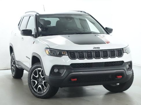 Used 2025 Jeep Compass Trailhawk AWD/4WD image 2