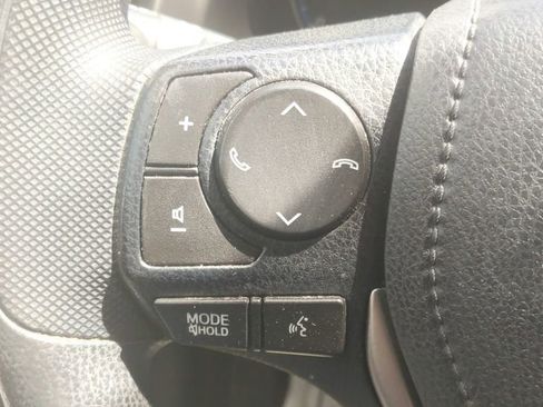 Used 2018 Toyota RAV4 LE image 21
