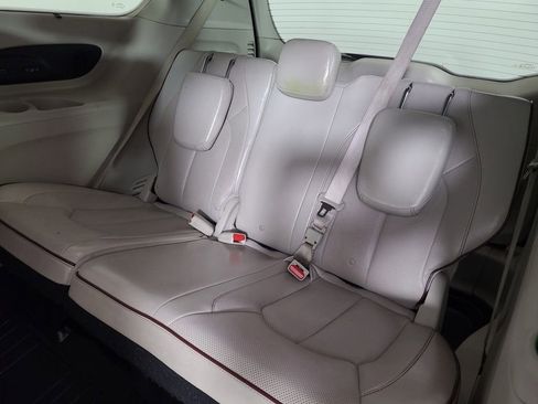 Used 2019 Chrysler Pacifica Limited image 21