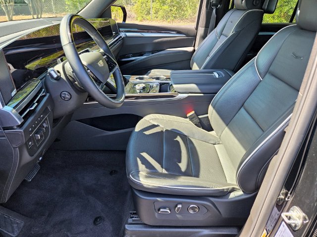 Certified 2026 Cadillac Escalade Luxury AWD/4WD image 7