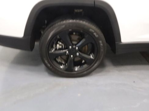 Used 2023 Jeep Grand Cherokee L Laredo AWD/4WD image 31