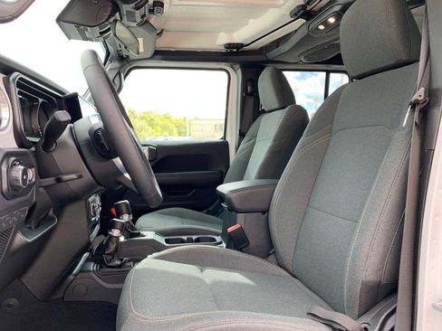 Used 2025 Jeep Wrangler Sahara image 25