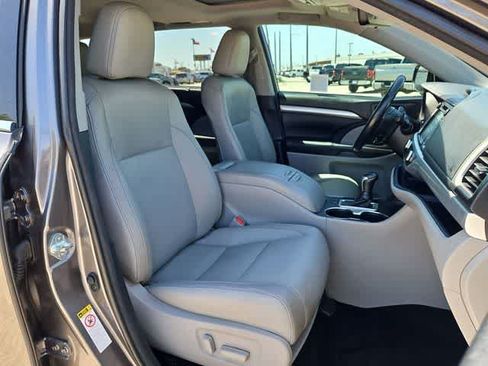 Used 2018 Toyota Highlander XLE FWD image 19