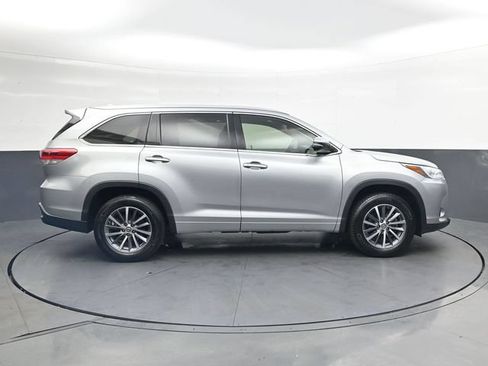 Used 2018 Toyota Highlander XLE FWD image 3