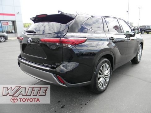 Used 2022 Toyota Highlander Platinum AWD/4WD image 2