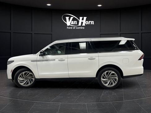 Used 2025 Lincoln Navigator L Reserve AWD/4WD image 4