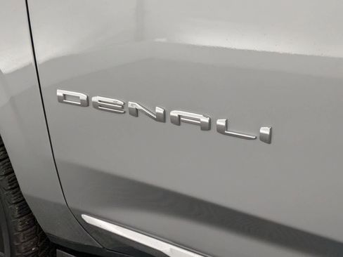 Used 2024 GMC Yukon XL Denali AWD/4WD image 11