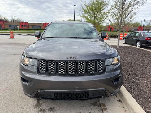 Used 2018 Jeep Grand Cherokee Altitude RWD image 3