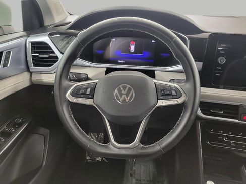 Used 2025 Volkswagen Taos SE AWD/4WD image 6