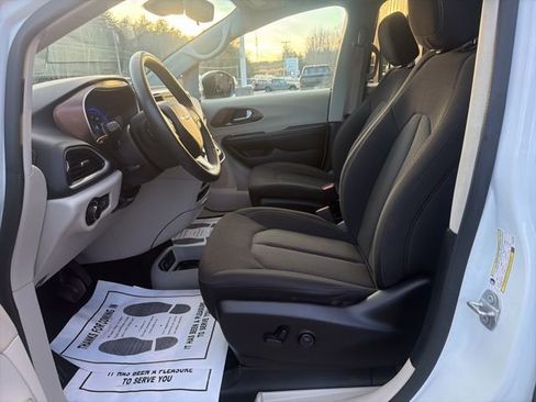 Used 2023 Chrysler Voyager LX image 10