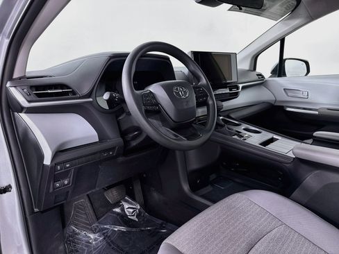Certified 2025 Toyota Sienna LE FWD image 9