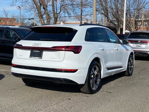 Used 2022 Audi e-tron Premium w/ Convenience Plus Package image 3