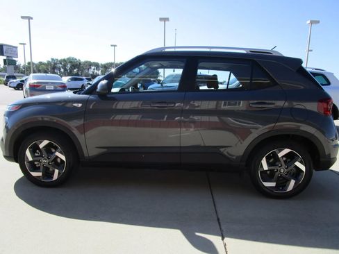 Used 2025 Hyundai Venue SEL FWD image 7