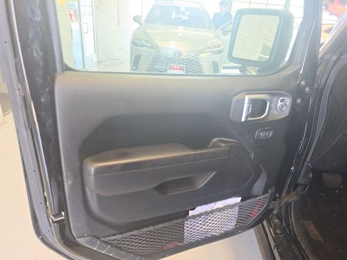 Used 2024 Jeep Gladiator Sport AWD/4WD image 7