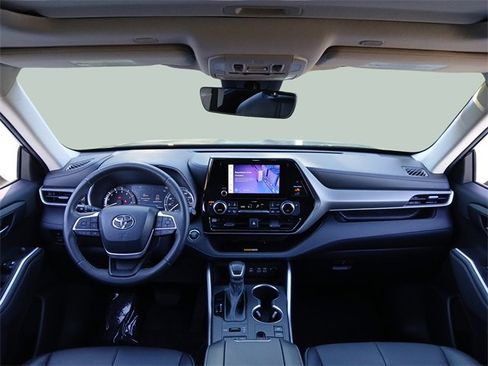 Certified 2023 Toyota Highlander XLE image 44