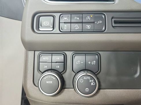 Used 2022 Chevrolet Tahoe Z71 w/ Luxury Package AWD/4WD image 27