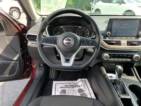 Used 2025 Nissan Altima 2.5 SV FWD image 23
