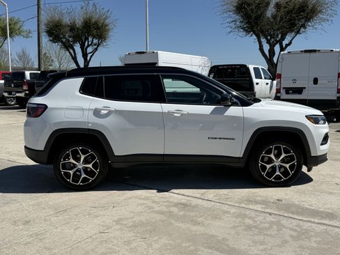 Used 2024 Jeep Compass Limited image 3