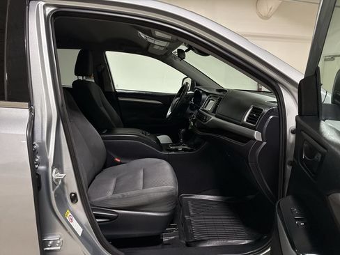 Used 2018 Toyota Highlander LE FWD image 21