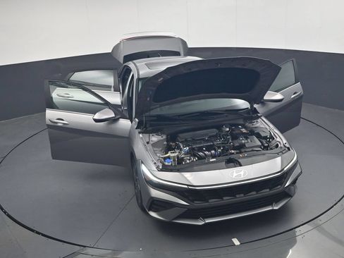 Used 2025 Hyundai Elantra Limited FWD image 40