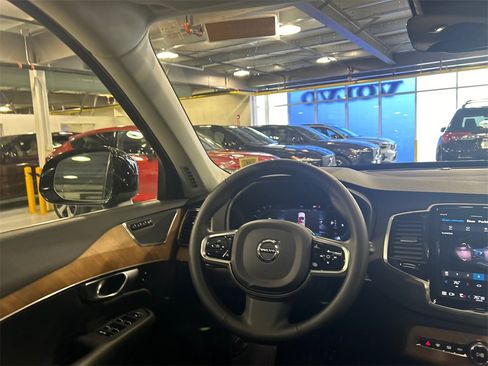 Certified 2024 Volvo XC90 B6 Plus image 24