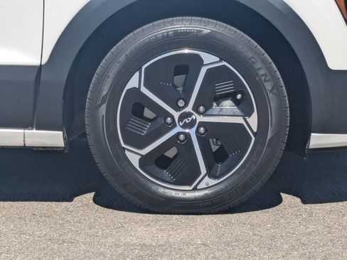 Certified 2024 Kia Niro LX image 11