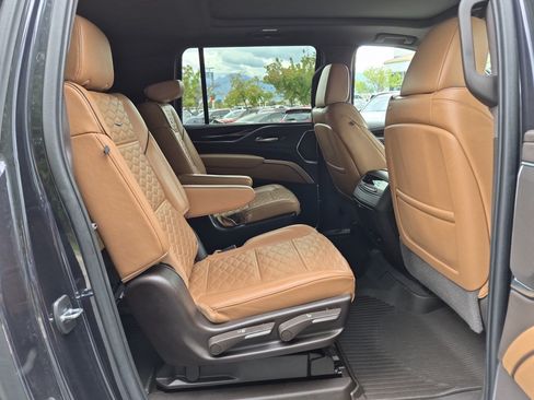 Used 2022 Cadillac Escalade ESV Premium Luxury AWD/4WD image 28
