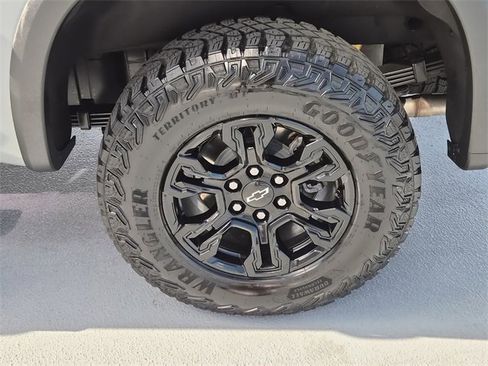 Used 2025 Chevrolet Silverado 1500 ZR2 w/ Technology Package image 8