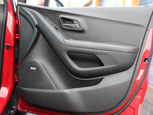 Used 2015 Chevrolet Trax LT w/ LT Sun and Sound Package image 43