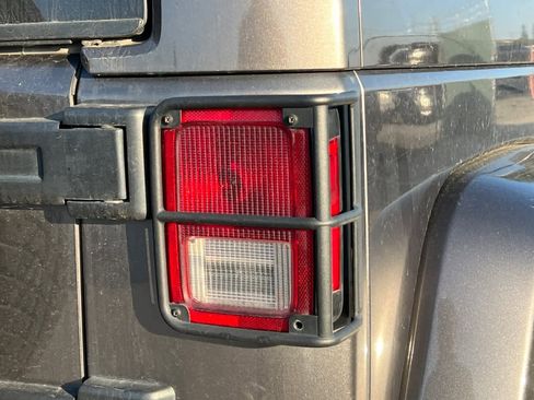 Used 2017 Jeep Wrangler Unlimited Sahara image 15