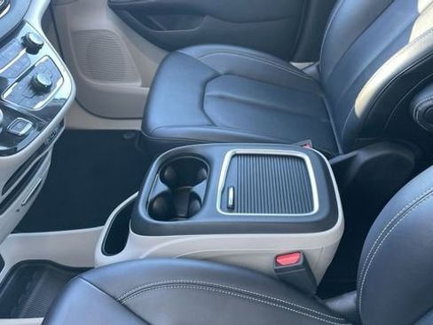 Used 2024 Chrysler Pacifica Touring-L image 20