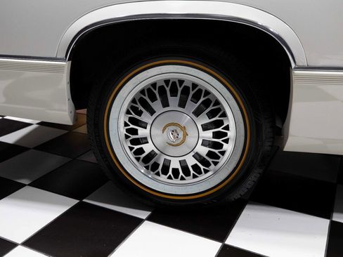 Used 1990 Cadillac De Ville Coupe image 31